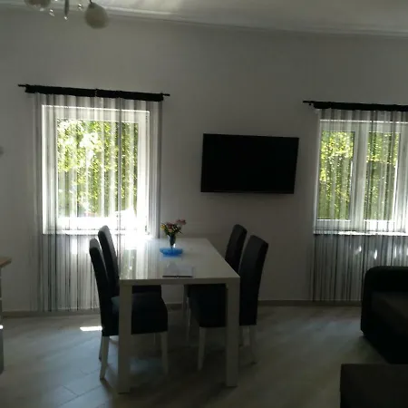 Danijel Apartman *